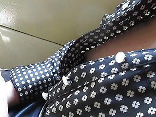 Porno video taukainai pieskarties viņas krūtīm, vilcienu porno video izvarošanas internetā