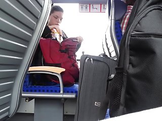 Sastādīšana porno zvaigznes mirgo skaista meitene tumšā jaka 1