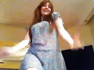 Turcijas dziedātāja uzņēmumiem cebeci karstā vēdera dejas