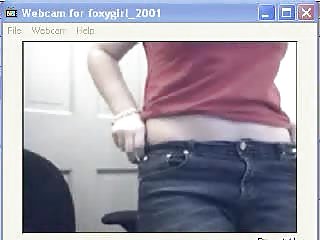 Piedauzīgo meiteni čatā un parādot savu tits busty rāda